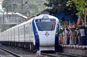 Featured image for: बिजली से चलने वाली लोहें की ट्रेन में बैठे यात्रियों को नहीं लगता करंट, जानें कारण? in Business category