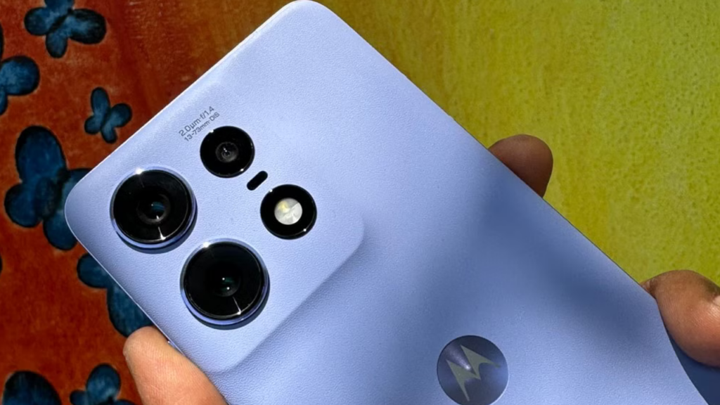 Motorola Edge 50 Pro 5G powerful Snapdragon 7 Gen 3 Chipset, Large 6.7-inch Display