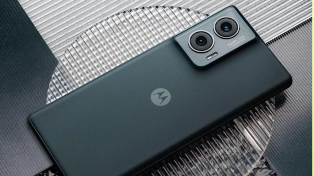 Motorola Edge 50 Fusion Curved Edge Design With a Seamless Camera Housing