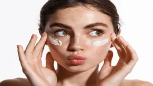 Featured image for: स्किन और बालों से जुड़ी सभी समस्यायों को कर देता है दूर, बस समझें कि कैसे इस्तेमाल करें इस ऑयल को! in Hindi News category