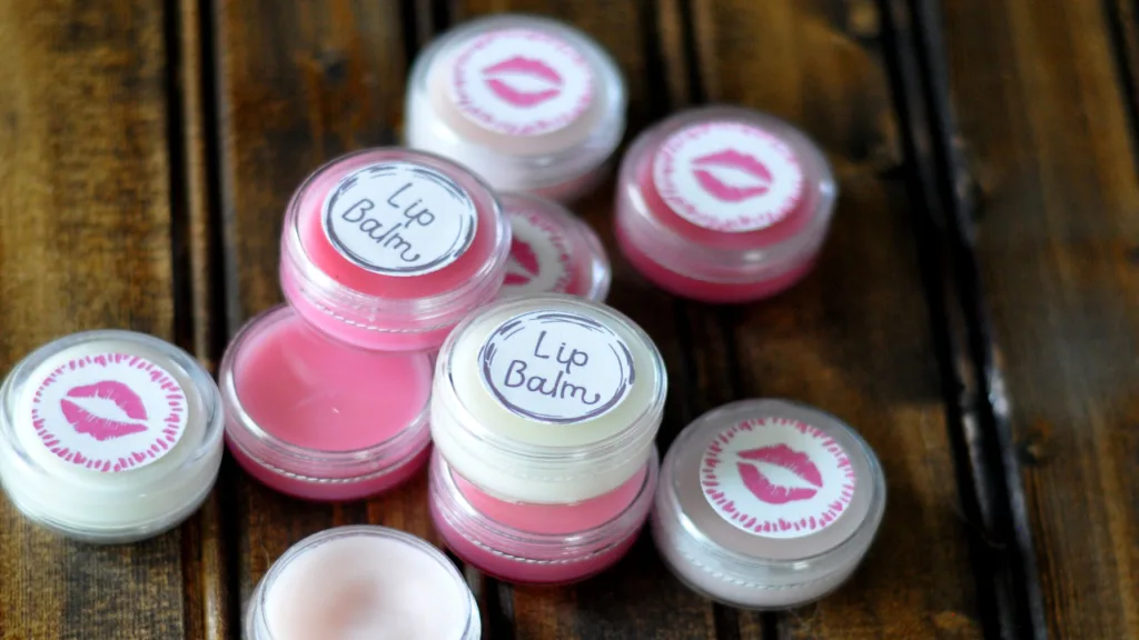 Homemade Lip Balm: लिपस्टिक के ज्यादा इस्तेमाल से लिप्स हो गए हैं ब्लैक, तो घर पर बनाएं इन लिप बाम को!