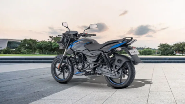 The Bajaj Pulsar 150 (2)