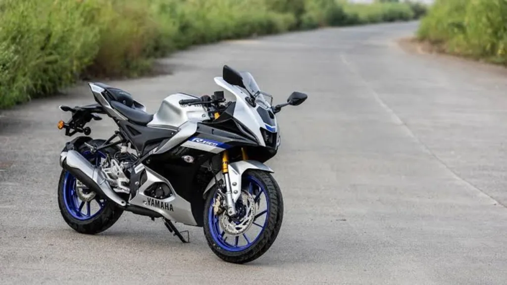 Yamaha R15 with sporty look and great features, know the price