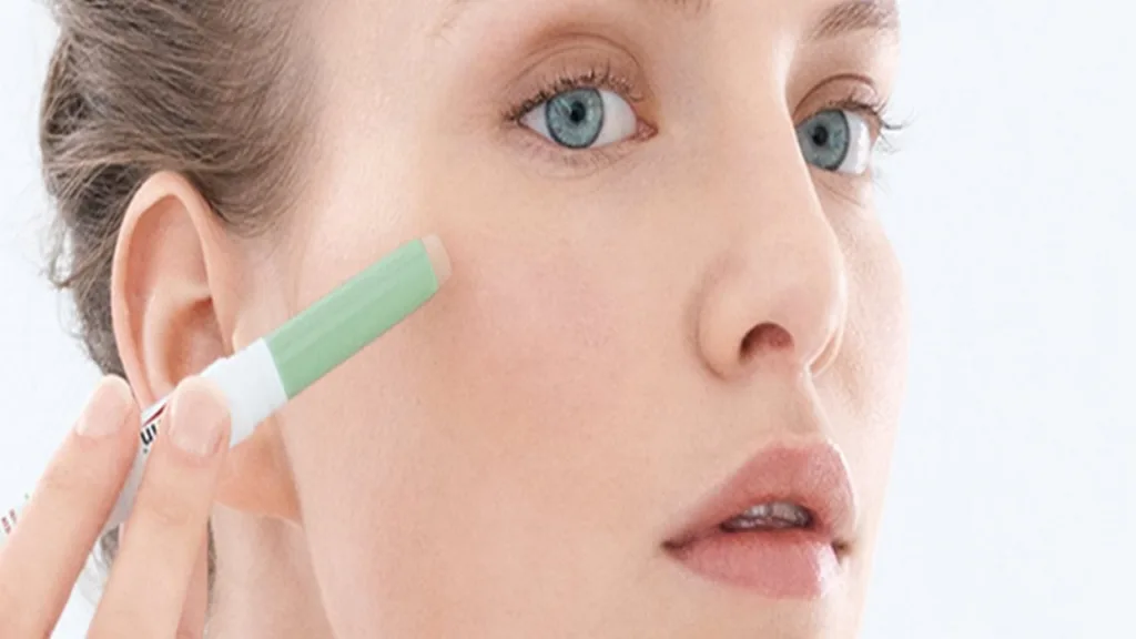 Acne and Makeup How should I choose and apply makeup to my skin to cover pimples