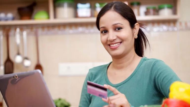 Can a housewife also apply for a credit card? Know the rules