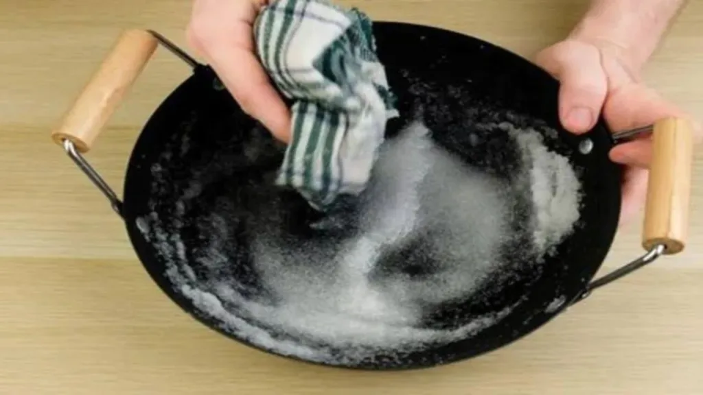 If the wok is burnt while cooking, just clean it like this, it will shine in five minutes!
