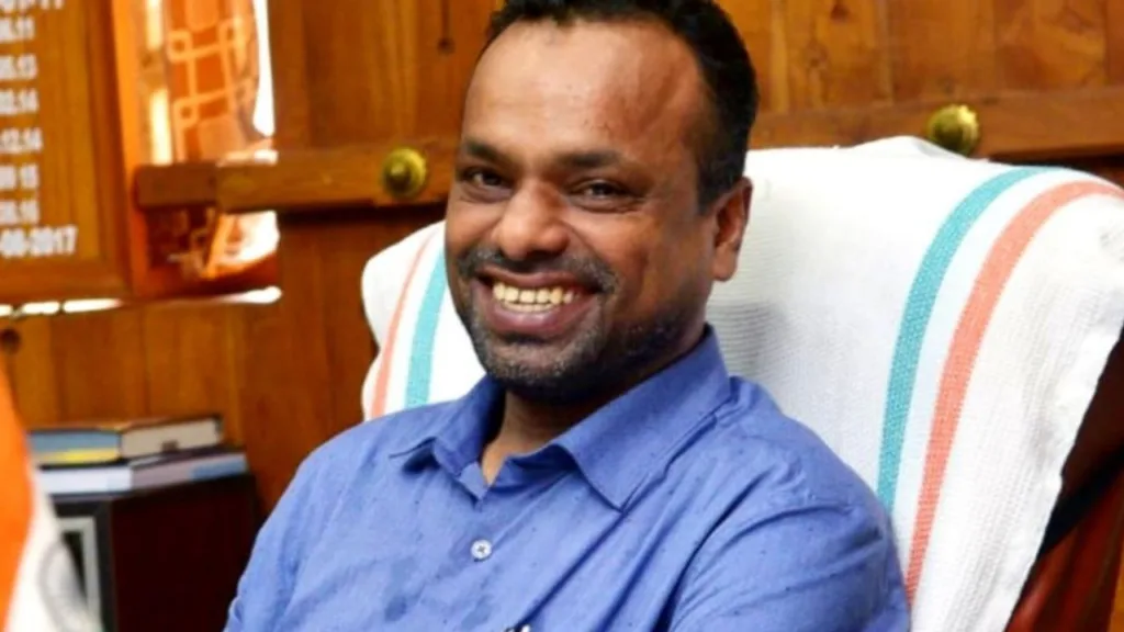 Success Story: Spent his childhood in an orphanage, became an IAS officer without passing the UPSC exam!