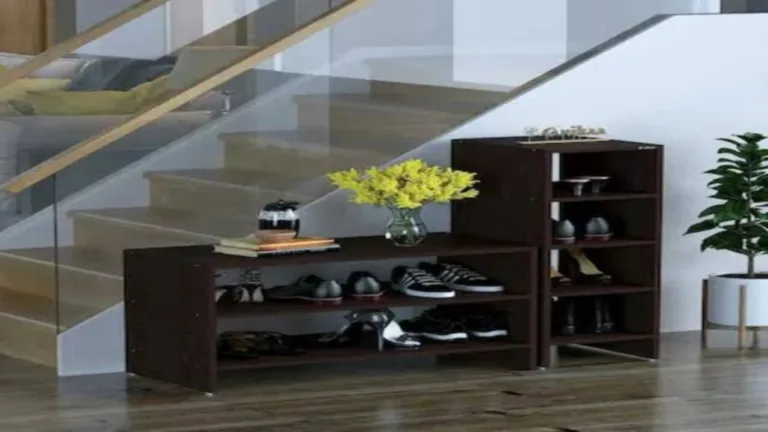 Vastu Tips: If you take off your footwear in the wrong direction, you can become completely bankrupt!